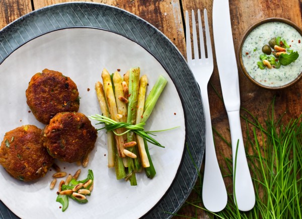VEGAN ALTERNATIVE TO FISH CAKES WITH GRILLED VEGETABLES AND HERB DIP
