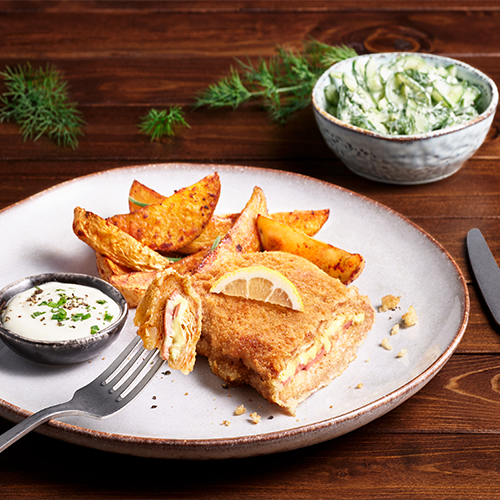 VEGANES CORDON BLEU MIT ROSMARIN-KARTOFFELSPALTEN & GURKENSALAT