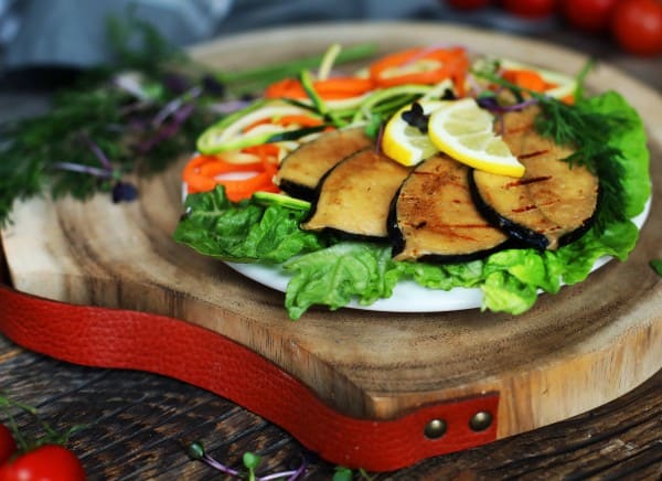 Wie Fischsteaks mit frischem Salat
