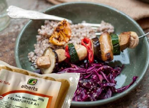 Gemüse-Satés mit Tofu Würstchen Frankfurter Art, Rotkohlsalat und Bulgur