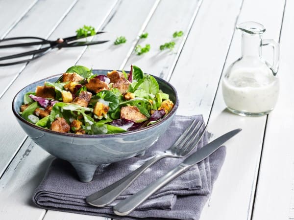 Wildkräutersalat, Sojajoghurtdressing mit geräucherten veganen Entenstreifen