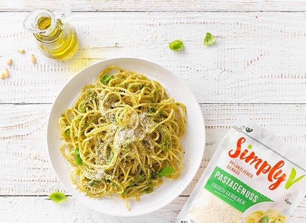Veganes grünes Pesto mit Spaghetti  