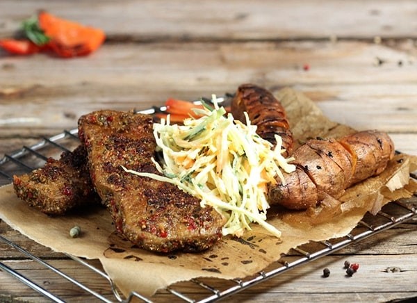 Vegane Steakalternative mit Hasselbeck-Süßkartoffeln und Coleslaw